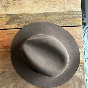 Aritzia hat